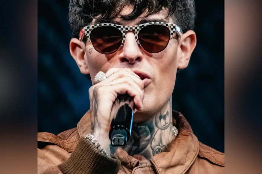 Su experiencia de vida, su evolución física, su éxito musical y su look de pasarela hacen de él un conductor top. No dejes de compartir junto a el su talento en Pase a La Fama.