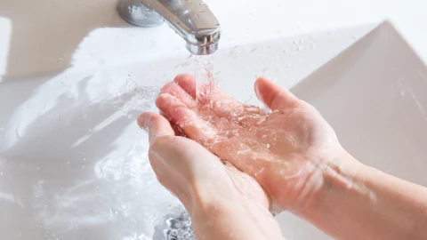 Una persona se lava las manos