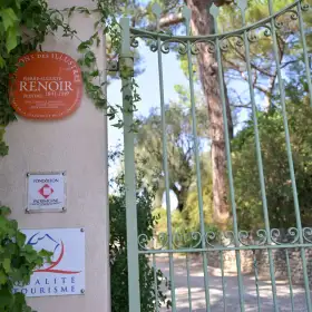 Vista de la entrada al Museo Renoir.