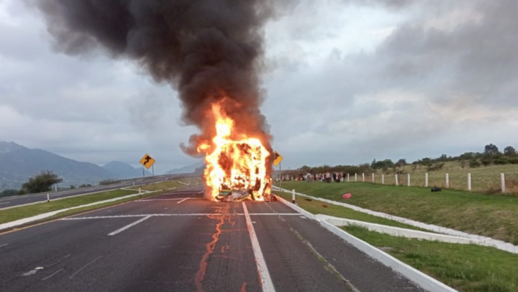 Incendio de autobús en Michoacán