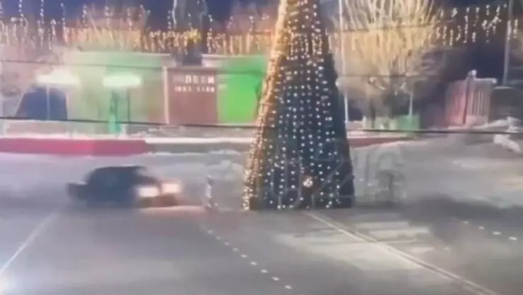 ‘El verdadero Grinch': Hombre derriba árbol de Navidad en Kazajistán y VIDEO se viraliza en redes