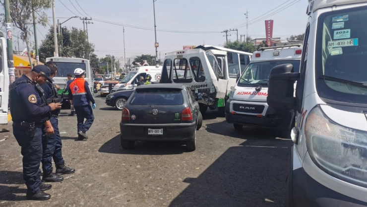 Carambola de microbuses y automóviles particulares colapsan Ermita Iztapalapa