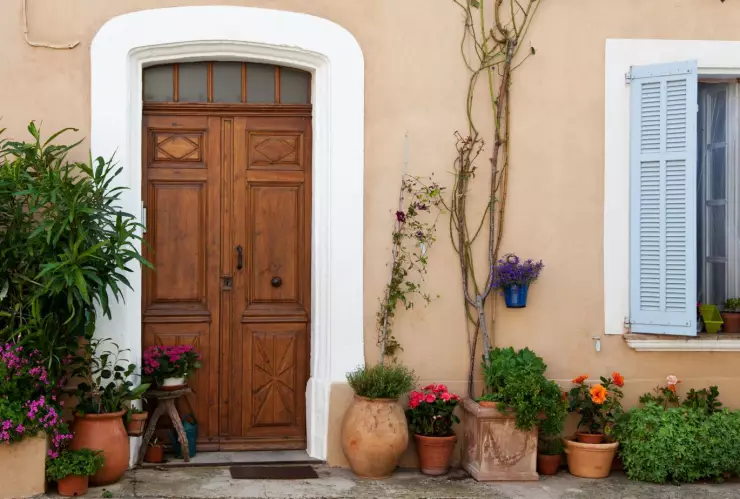 ¿Qué poner en la puerta para proteger tu hogar?