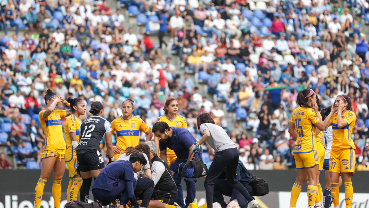 Atenciones médicas atienden a Nayeli Rangel en el Estadio Cuauhtémocs