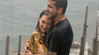 Belinda y Nodal abrazados..jpg