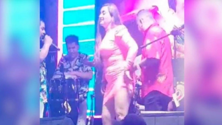 Cantante obliga a mujer a quitarse la ropa