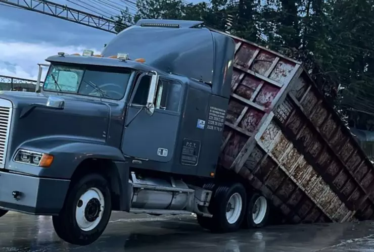 FOTOS: Caja de tráiler cae en tremendo socavón en Amozoc