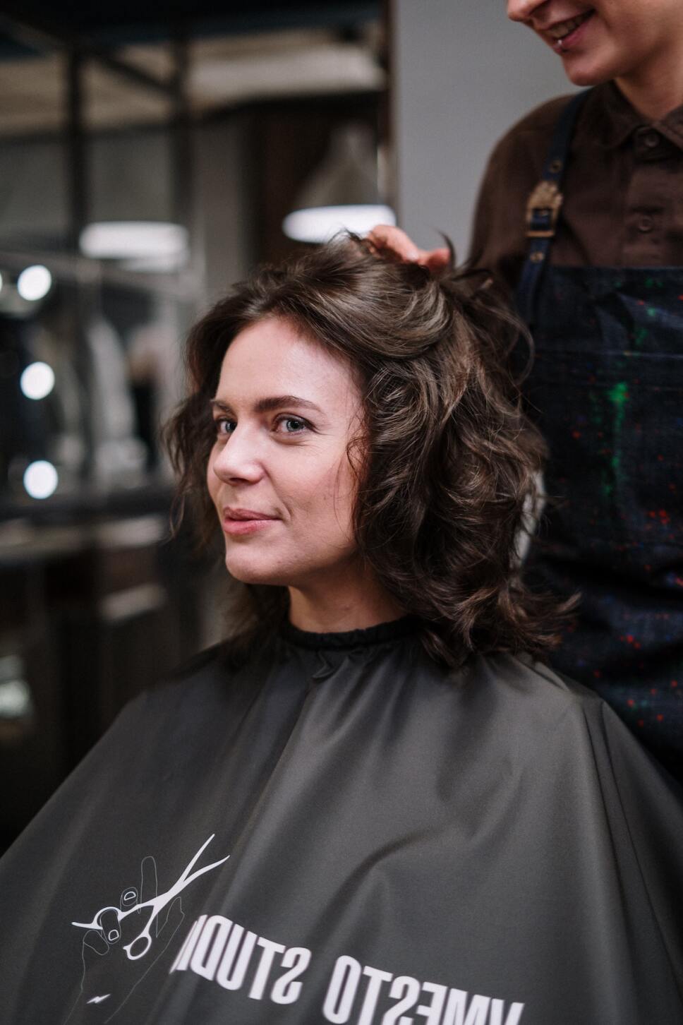 mujer cortandose el pelo en fase lunar