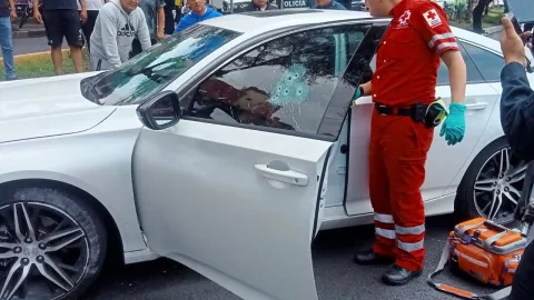 En CDMX, acribillan a un hombre que viajaba dentro de los carriles de Viaducto para robarle 10 mil dólares