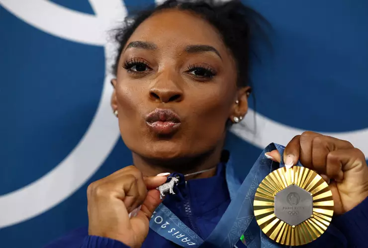 Simone Biles con la medalla de oro