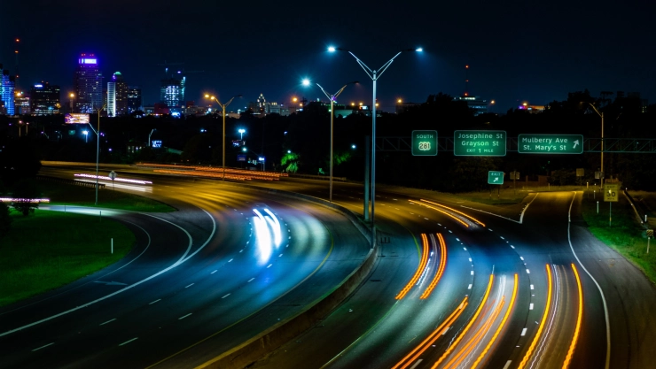 Carretera de San Antonio durante la noche