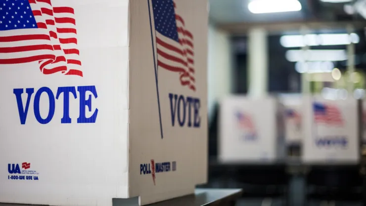 Una urna para votar en un colegio electoral en Estados Unidos.
