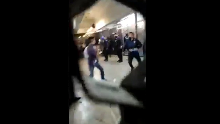 VIDEO: Usuarios del Metro CDMX se enfrentan a policías por cierre de accesos