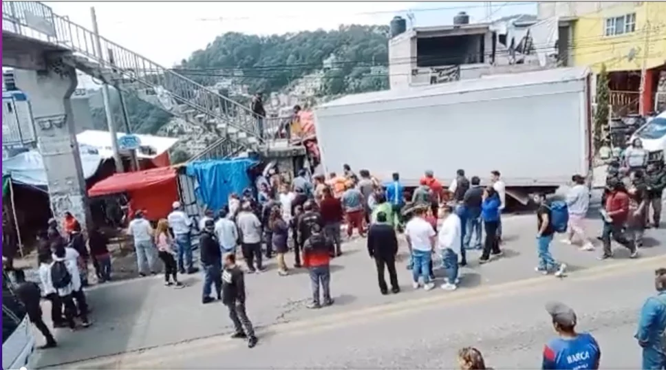 trailer-puente-vehicular-carretera-naucalpan-toluca.jpg