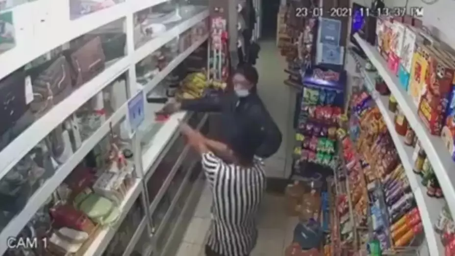 Empleado evita asalto con gas pimienta en tiendita de León.jpg