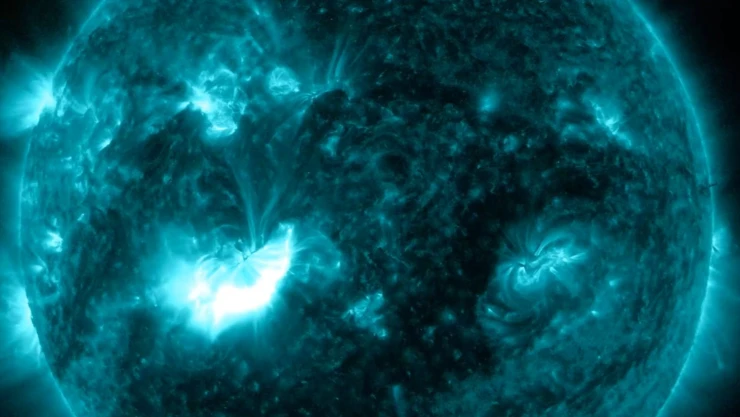 El Sol emite una potente llamarada solar y activa vigilancia por clima espacial