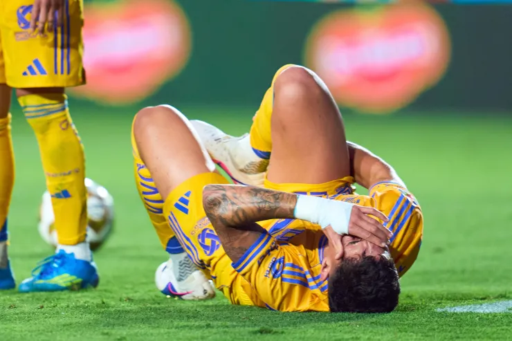 Rómulo, defensor de Tigres, sufrió el pisotón de Ricardo Marín, quien luego anotó el gol que abrió el marcador en el Chivas vs Tigres, de cuartos de final del Clausura 2026