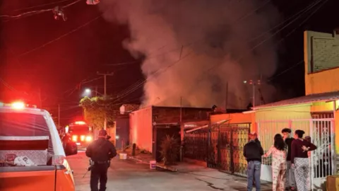 ¡ATENCIÓN! Aparatoso incendio consume vivienda en Tlaquepaque