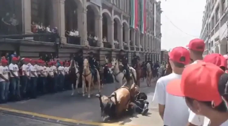 ¡Accidente en pleno desfile! Policía cae de su caballo en Cuernavaca