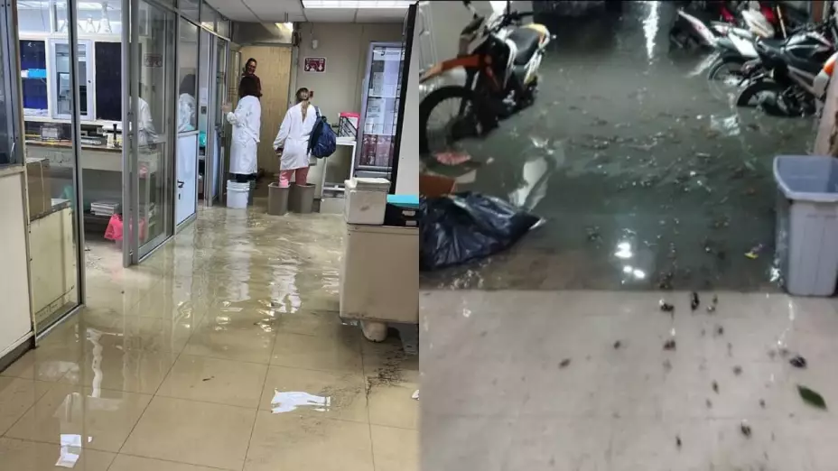 Vista dividida que muestra dos escenas de inundación. La imagen de la izquierda muestra el interior de un edificio médico inundado, con personal vistiendo batas de laboratorio parados sobre superficies elevadas para evitar el agua. El suelo está cubierto de agua y algunos objetos flotan en ella. La imagen de la derecha muestra un área de estacionamiento subterráneo inundada con motocicletas y escombros dispersos en el agua.