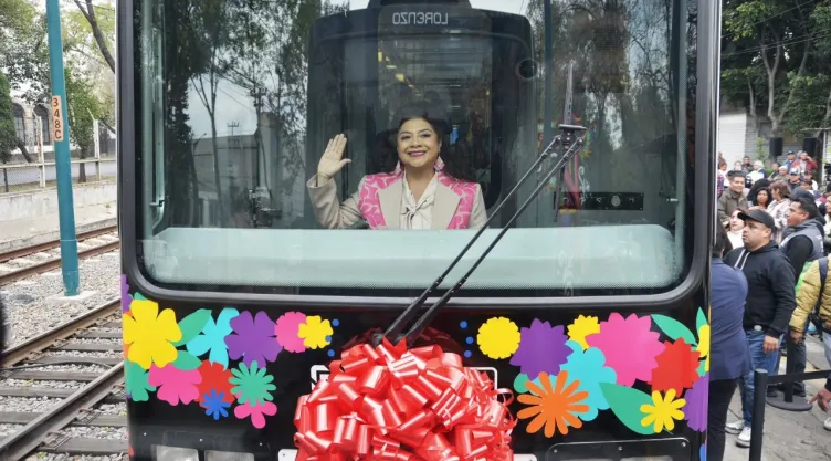 Clara Brugada, Jefa de Gobierno de la CDMX, conduciendo el trolebús.