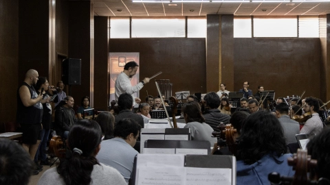 Gerardo Urbán transforma la figura del director de orquesta con conciertos que conectan al público y rompen moldes clásicos.