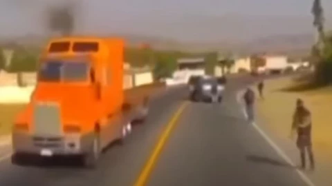 Trailero evita violento asalto tras audaz maniobra en carretera de Puebla, México