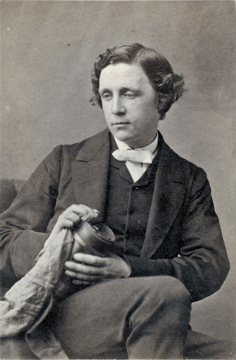lewis carroll con su lente