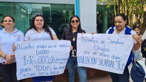 Maestros se manifiestan frente a la SEPyC en Culiacán