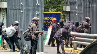 Protesta en la UNAM: encapuchados vandalizan casetas y Dirección General del CCH
