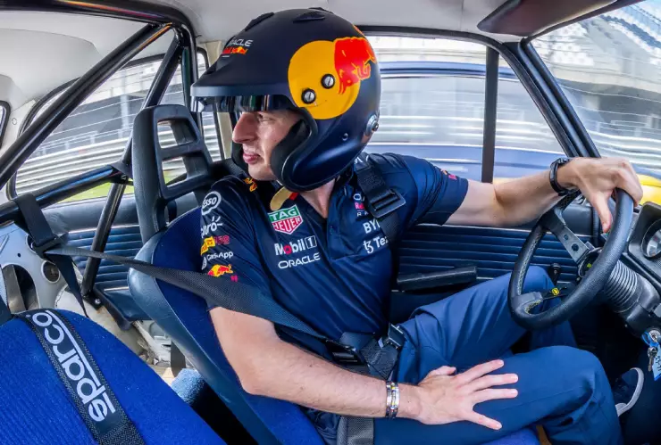 Max Verstappen en carrera de reversa