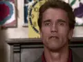 Arnold-Schwarzenegger-detective-en-el-kinder