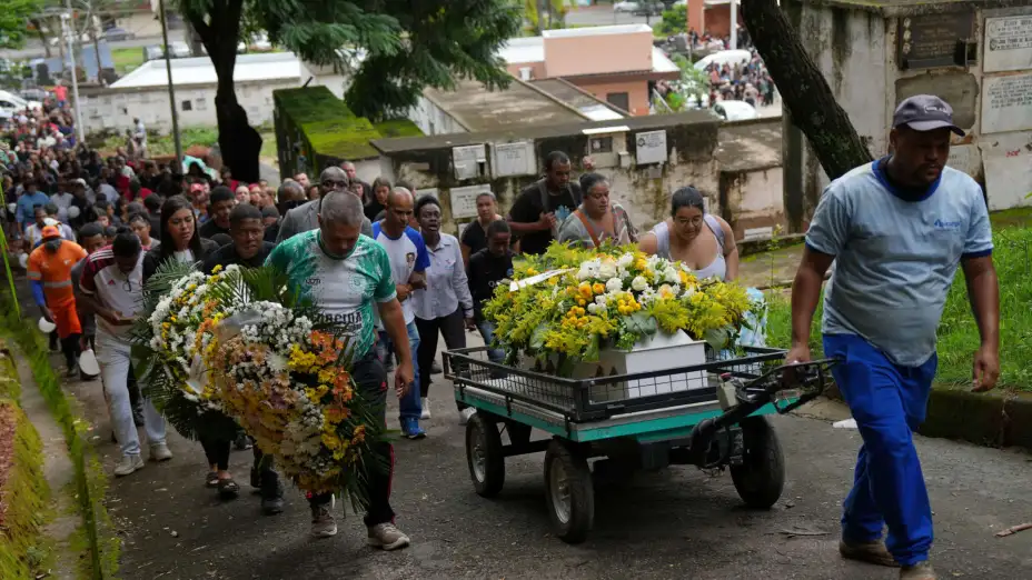Funeral de un niño víctima de inundaciones en Brasil