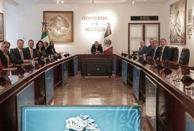 AMLO y empresas de telefonía acuerdan llevar servicios a zonas apartadas de México