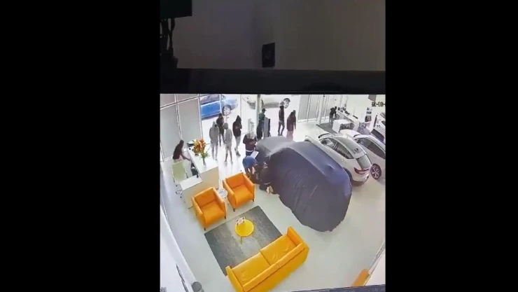 comando-se-lleva-14-autos-de-lujo-agencia-leon-guanajuato-video-portada