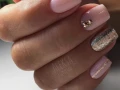 19 ideas de uñas rosas con brillos cortas y largas