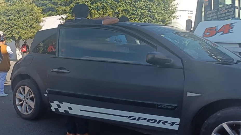 Ruta 54 impacta auto particular en la colonia Vista Hermosa, Puebla hoy