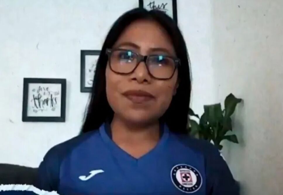 Yalitza Aparicio cruz azul
