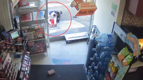 VIDEO: Policía frustra asalto en Iztapalapa y termina apuñalado dentro de un Oxxo