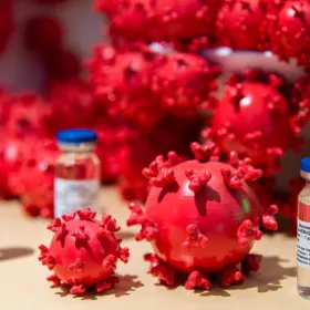 Inyectan virus diseñado con IA en un humano por primera vez: Así funciona