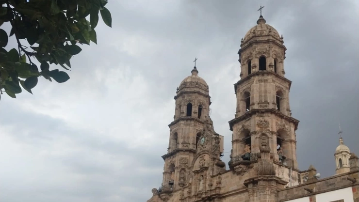 Basílica de Zapopan con nube de tormenta en el fondo.