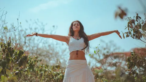 Rituales de Año Nuevo: usar prendas claras simboliza renovación, paz interior y la intención de empezar liviano.