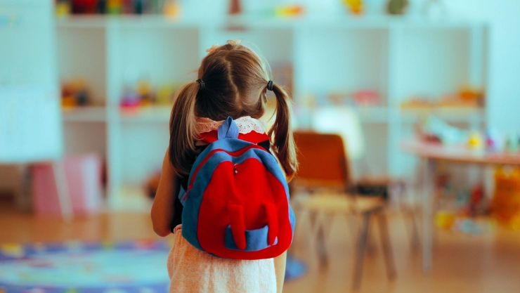una niña de espaldas en el jardín