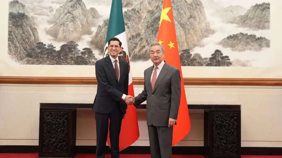 El secretario Roberto Velasco y el ministro de Relaciones Exteriores de China, Wang Yi.