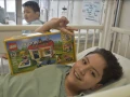 los pequeños del Hospital Pediátrico Moctezuma contagian esperanza al ver sus regalos