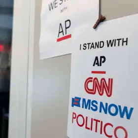 Cartel de apoyo a los medios de comunicación en la sala de prensa de la Casa Blanca.