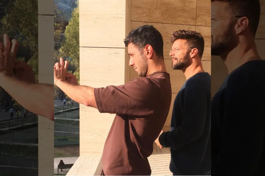 Ricky Martin y su pareja tomando foto.jpg
