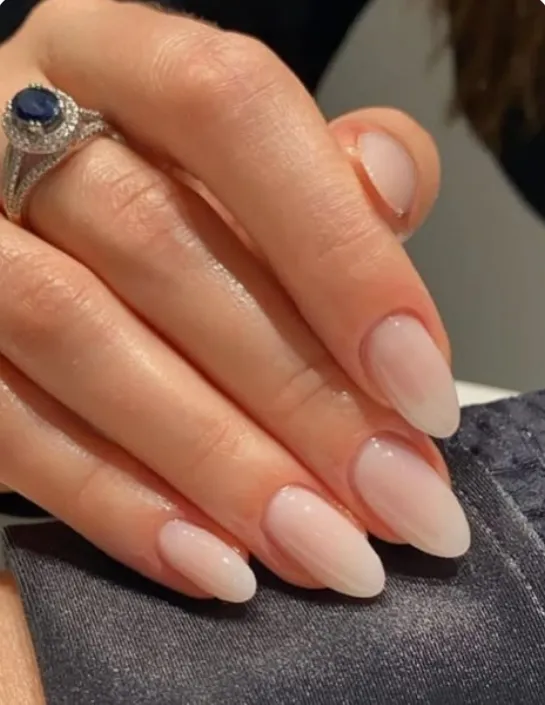 Uñas claras con efecto clean nails