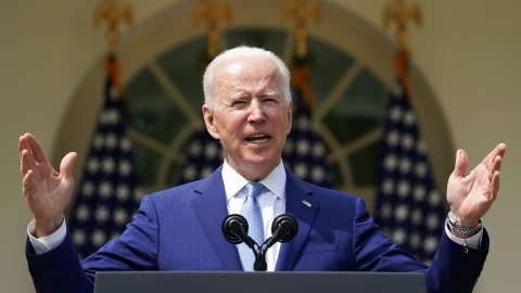 Biden anuncia medidas limitadas contra venta de armas en EU