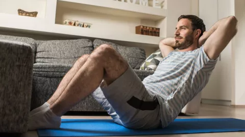 hombre realizado ejercicio de abdominales